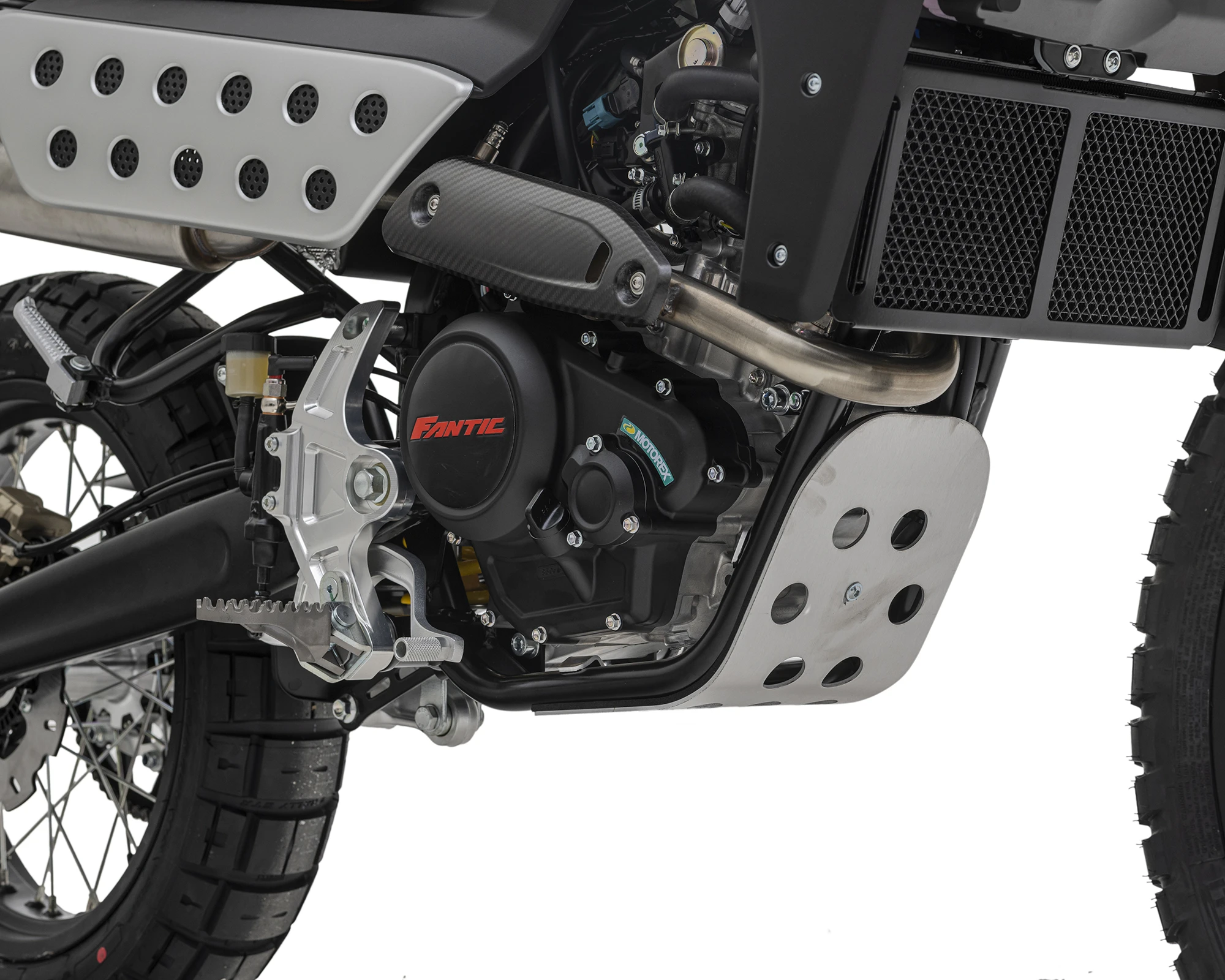 FANTIC CABALLERO Rally 500 MY25 ラジエーターガードやエンジンスキッドプレートなどのプロテクションパーツも標準装備。 | 輸入発売元 MOTORISTS モータリスト合同会社