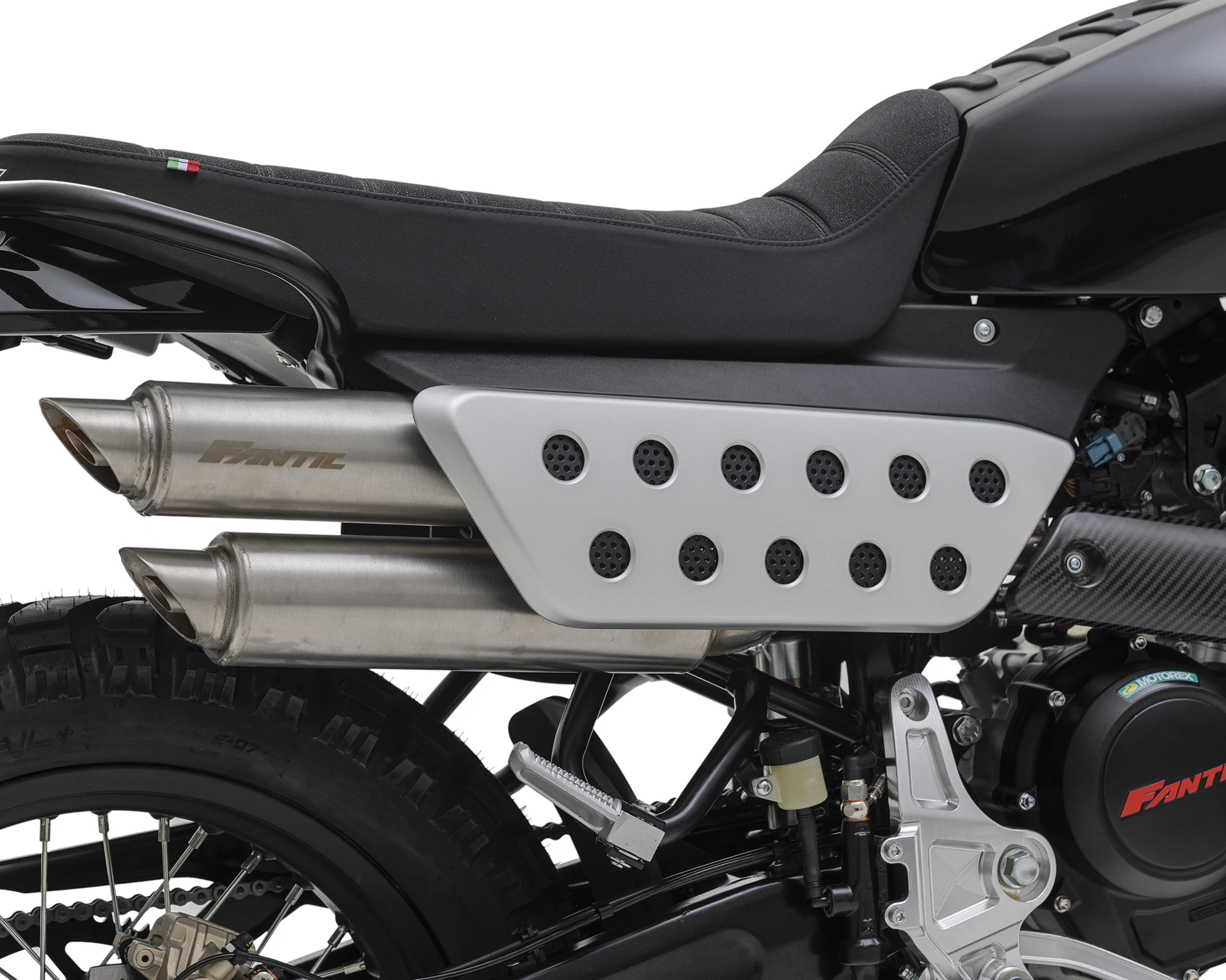 FANTIC CABALLERO Scrambler 125 MY25 最適なパフォーマンスとさらにスリリングなサウンドを実現するために設計された 新しいエキゾーストシステム。 | 輸入発売元 MOTORISTS モータリスト合同会社