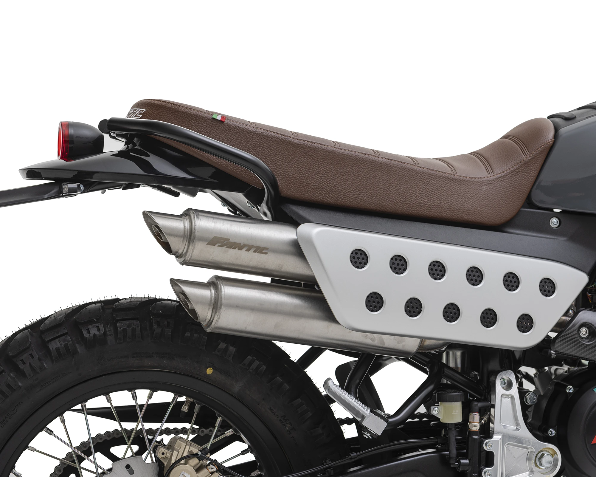 FANTIC CABALLERO Scrambler 125 DEULUXE MY25 最適なパフォーマンスとさらにスリリングなサウンドを実現するために設計された 新しいエキゾーストシステム。 | 輸入発売元 MOTORISTS モータリスト合同会社