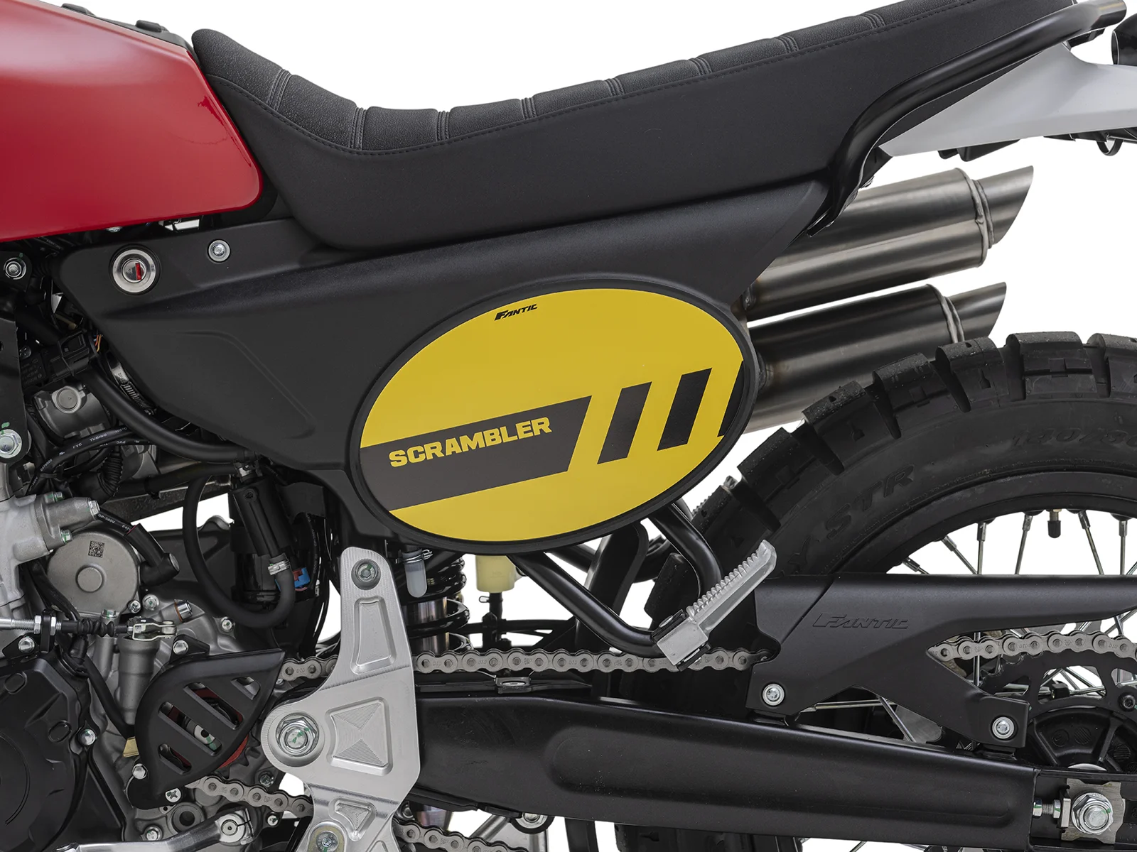 FANTIC CABALLERO Scrambler 500 MY25 サイドカバーの形状見直しでシート先端部分で左右幅が30mm減少し足つき性が向上。 | 輸入発売元 MOTORISTS モータリスト合同会社