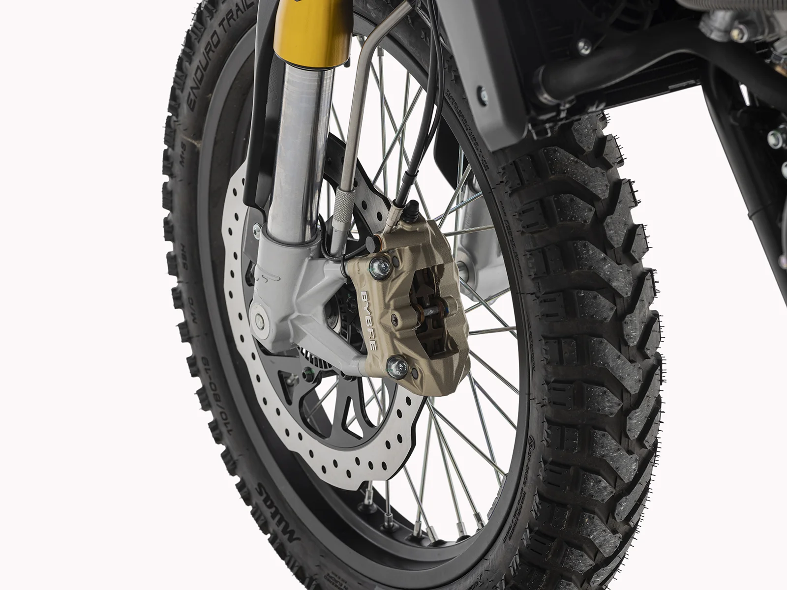 FANTIC CABALLERO Scrambler 500 MY25 デュアルチャネルABS装備のBYBREラジアルキャリパーとφ320mmフロ-ティングディスク。 | 輸入発売元 MOTORISTS モータリスト合同会社