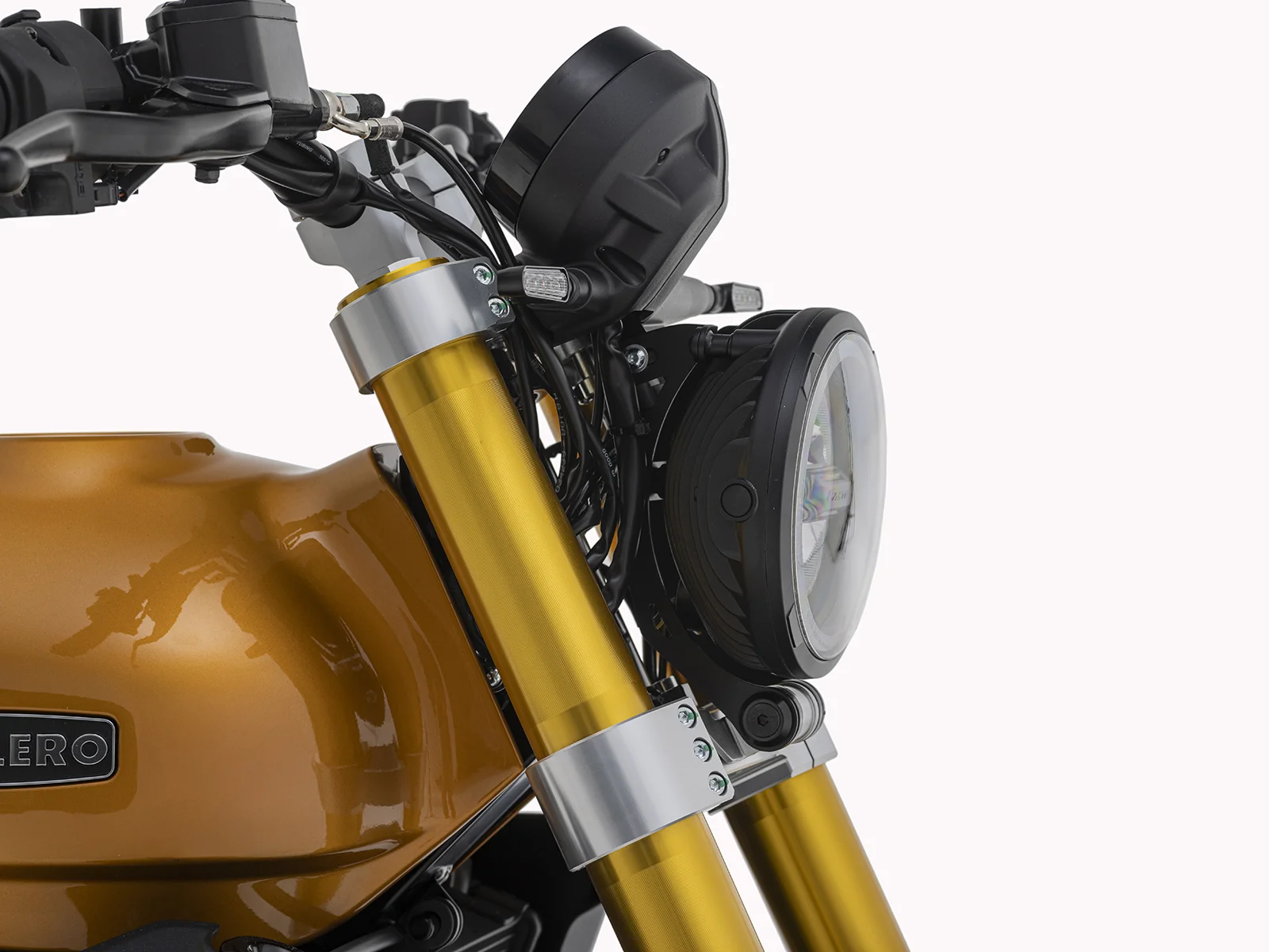 FANTIC CABALLERO Scrambler 500 DEULUXE MY25 ヘッドライトやテールランプ、左右のターンシグナルをLED化。Bluetooth機能を備えた丸型LCDディスプレーを装備。 | 輸入発売元 MOTORISTS モータリスト合同会社