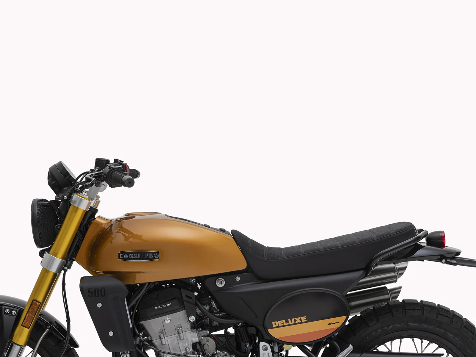 FANTIC CABALLERO Scrambler 500 DEULUXE MY25 キーロックタイプになったシートは薄型化されて足つき性も向上。シート裏面には書類入れも装備。 | 輸入発売元 MOTORISTS モータリスト合同会社
