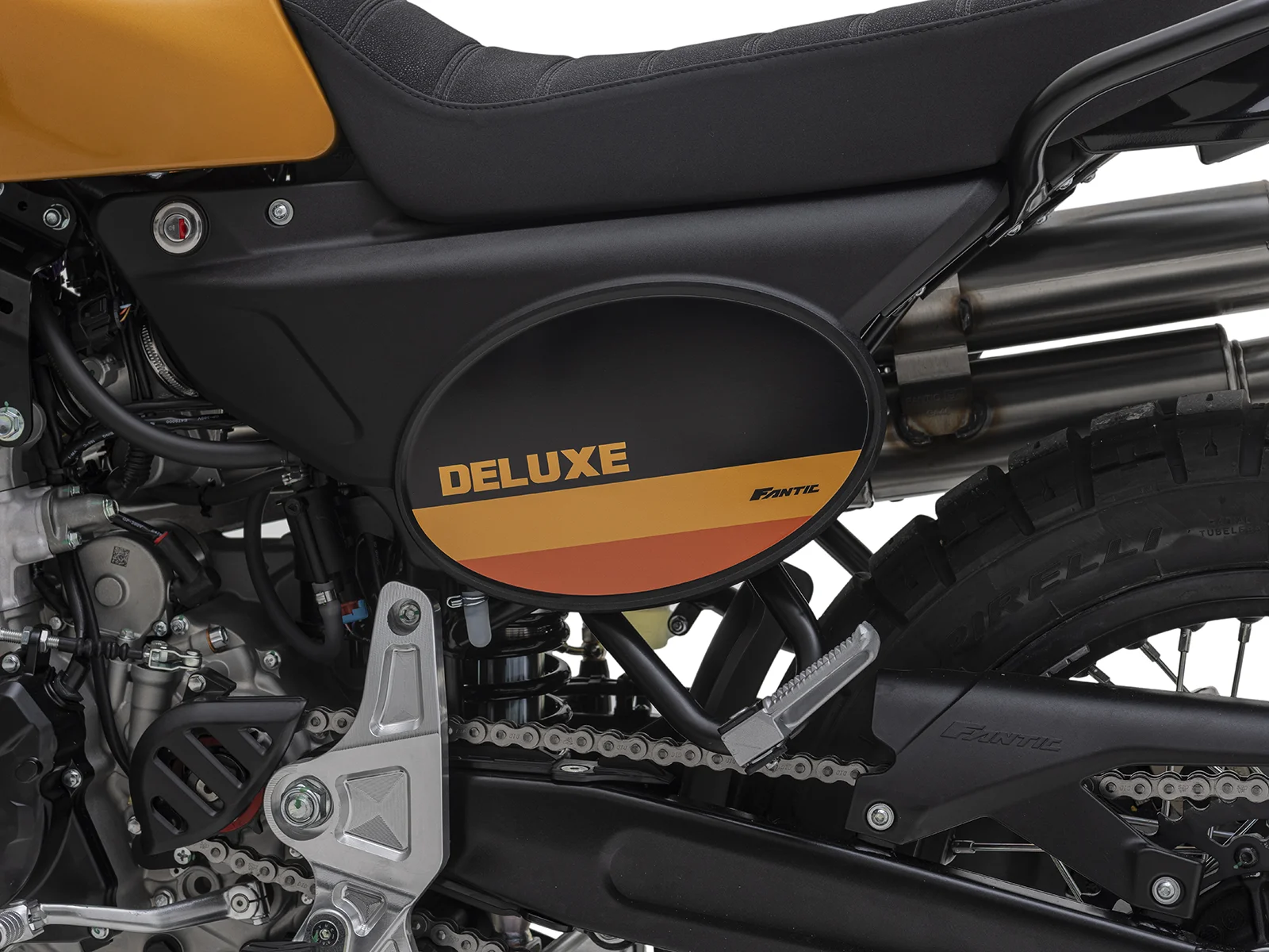 FANTIC CABALLERO Scrambler 500 DEULUXE MY25 サイドカバーの形状見直しでシート先端部分で左右幅が30mm減少し足つき性が向上。 | 輸入発売元 MOTORISTS モータリスト合同会社