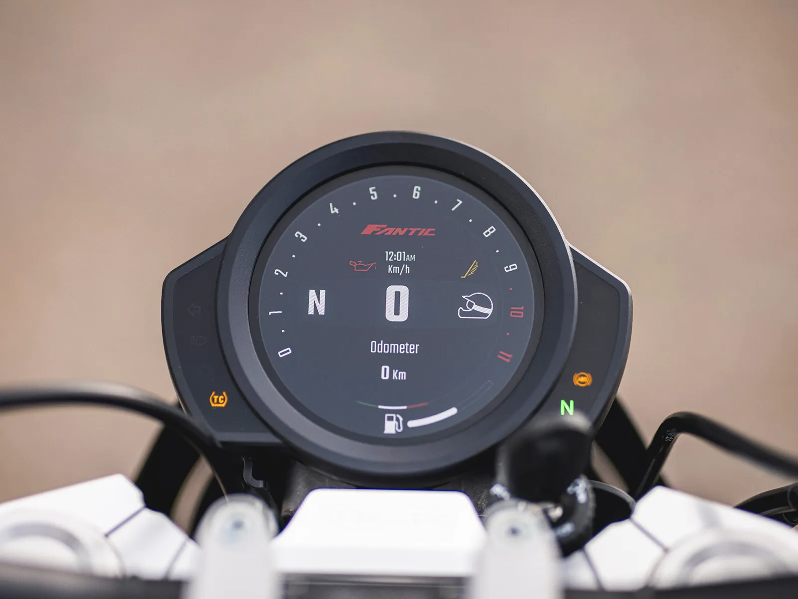 FANTIC Scrambler 700 Bluetooth機能を備えた3.5丸型TFTディスプレーを装備 | 輸入発売元 MOTORISTS モータリスト合同会社