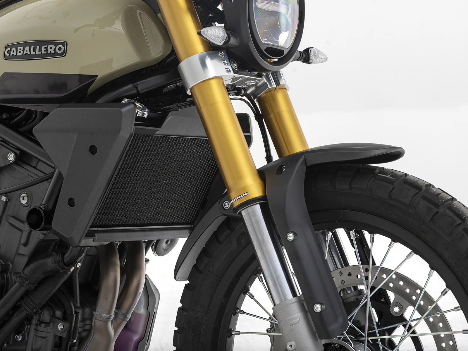 FANTIC Scrambler 700 TRAVEL マルゾッキ製45mm倒立フォークとプリロード調整が可能なモノショックで構成。 | 輸入発売元 MOTORISTS モータリスト合同会社