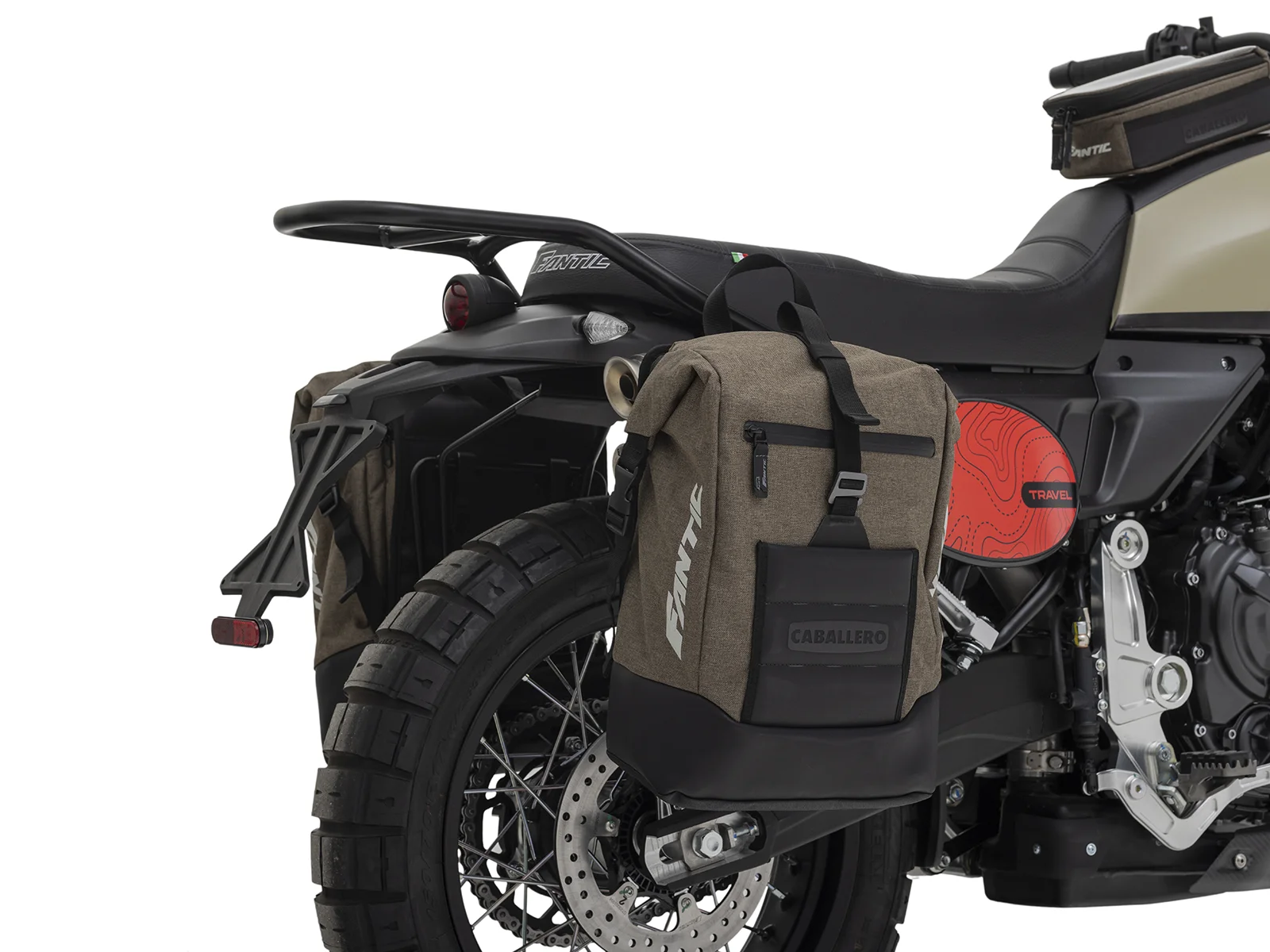 FANTIC Scrambler 700 TRAVEL タンクバッグとカラーコーディネートされたラック付きのサイドバッグはトラベルバージョン専用。 | 輸入発売元 MOTORISTS モータリスト合同会社