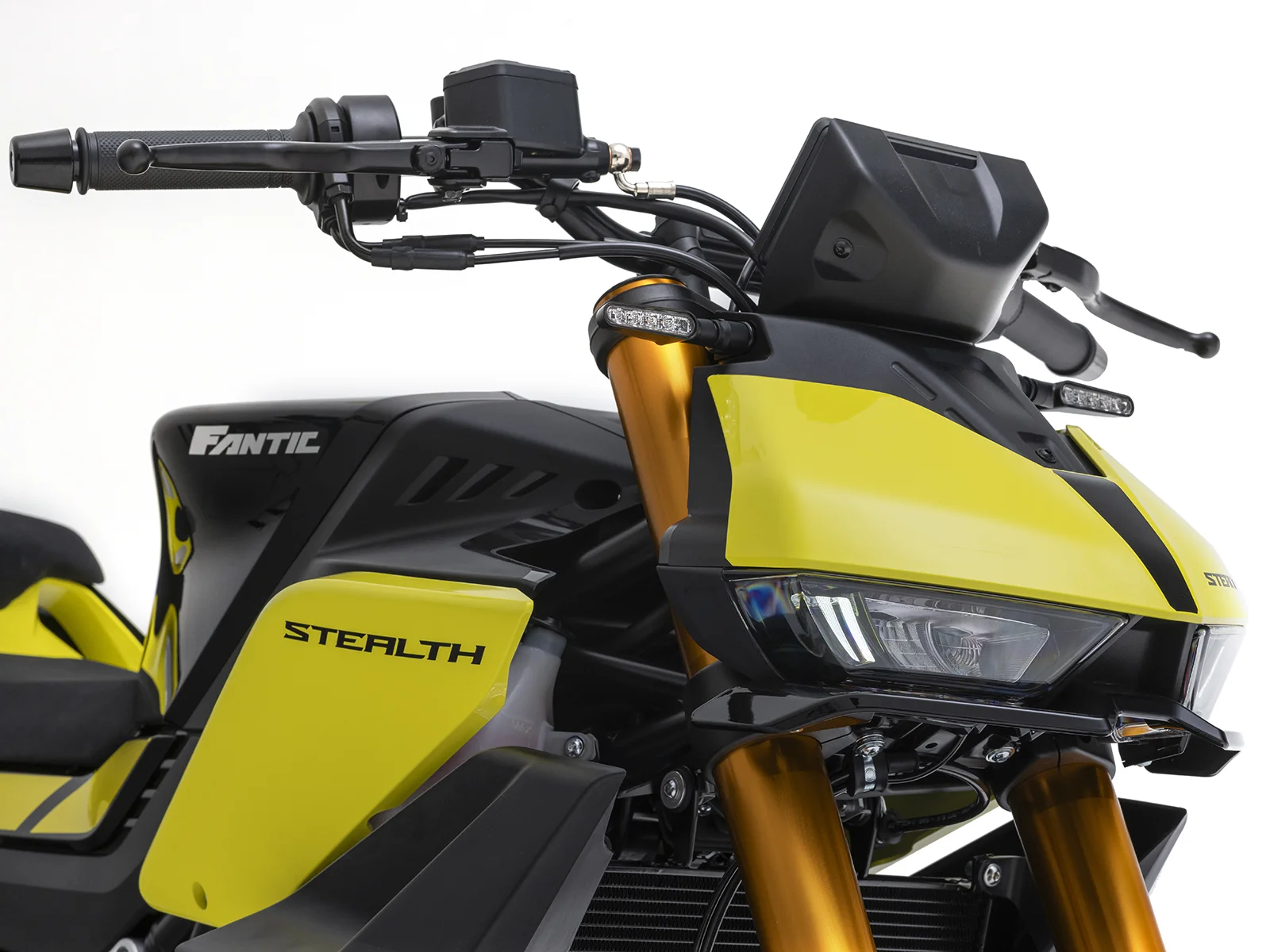 FANTIC STEALTH 125 フルLEDヘッドライトには、ロービームとハイビームの両方にデュアルレンズを採用 | 輸入発売元 MOTORISTS モータリスト合同会社