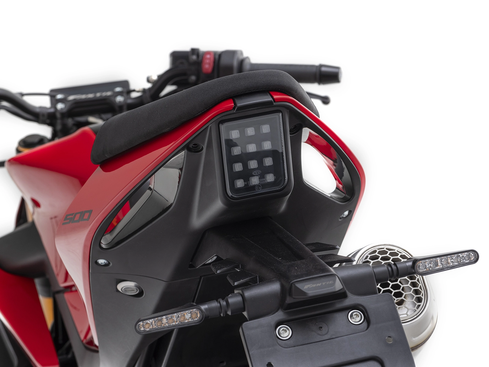 FANTIC STEALTH 500 スポーティなリア周りのデザインを引き締めるLEDテールランプとウィンカー。 | 輸入発売元 MOTORISTS モータリスト合同会社