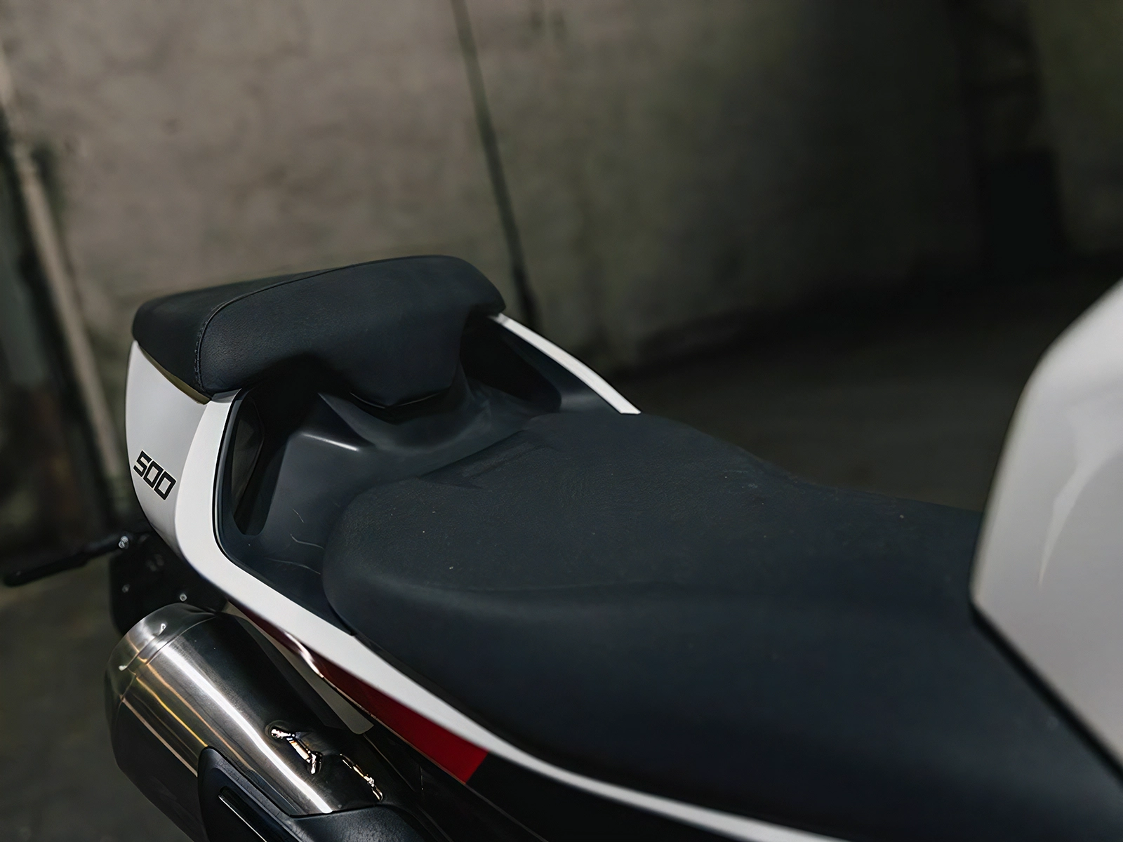 FANTIC STEALTH 500 810mmに設定されたシート高は、静止時や低速操作時のライダーの安定性を高めます。 | 輸入発売元 MOTORISTS モータリスト合同会社