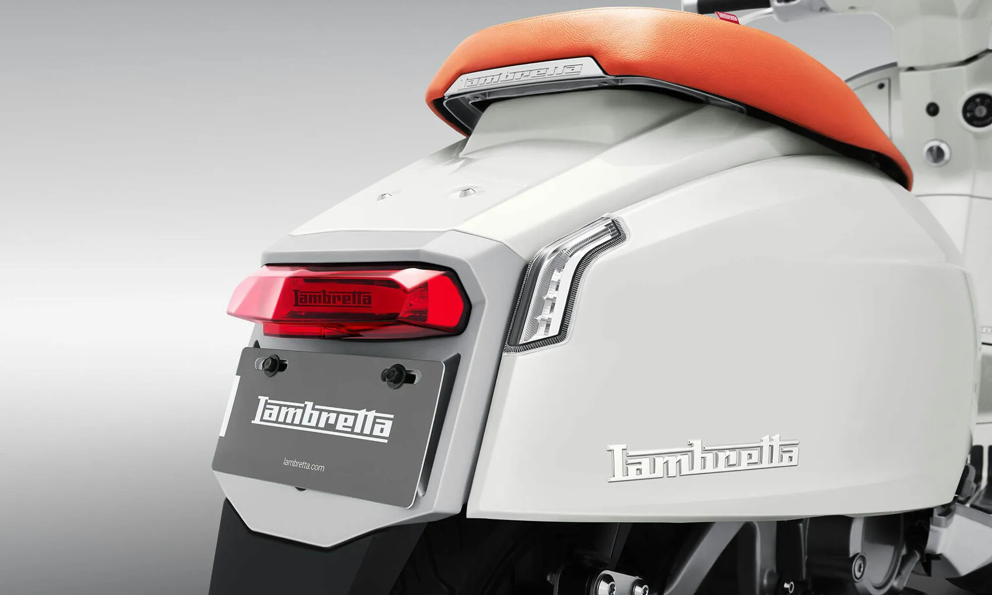 Lambretta G350 クラシックなデザインに現代的な要素が取り入れられたリアライトは、Lambrettaのロゴが浮かび上がり、歴史あるブランドのオマージュとなっています | 輸入発売元 MOTORISTS モータリスト合同会社