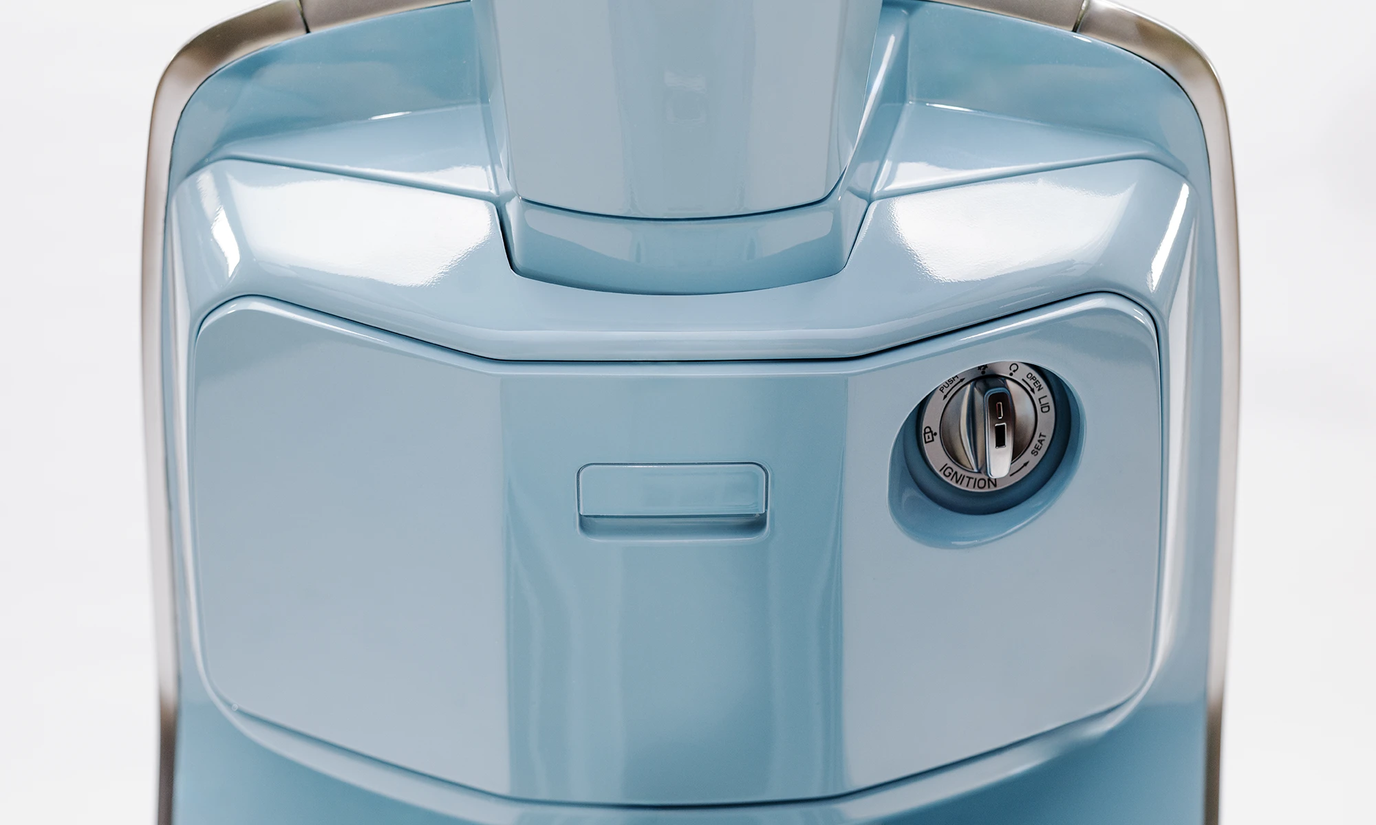 フロント・カウル内側にはグローブ・ボックスが用意され、小物の収納に備えている。 | 輸入発売元 MOTORISTS モータリスト合同会社