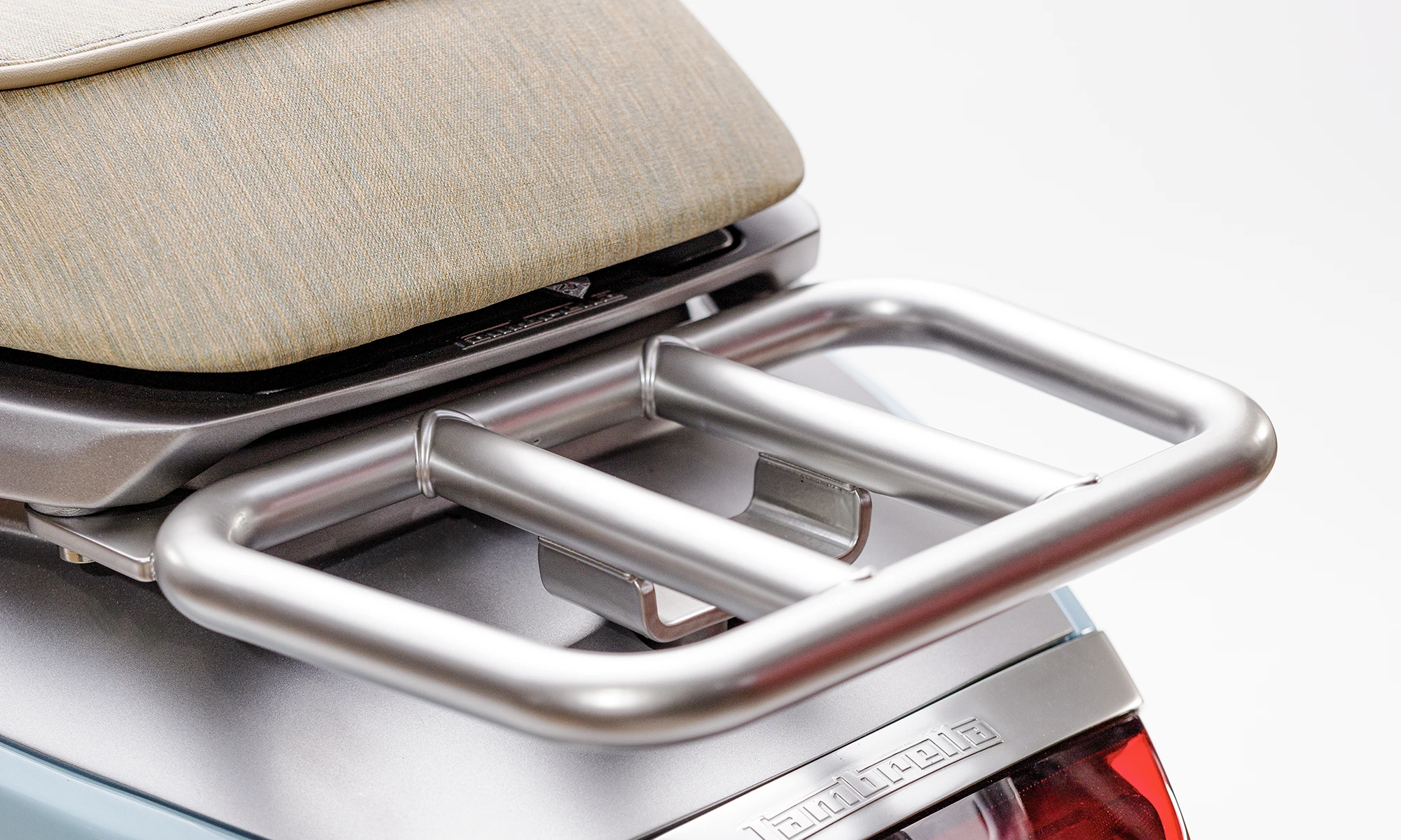 ペア・ライダーのためのグリップをデザインにおりこんだリア・キャリアは標準装備。 | 輸入発売元 MOTORISTS モータリスト合同会社