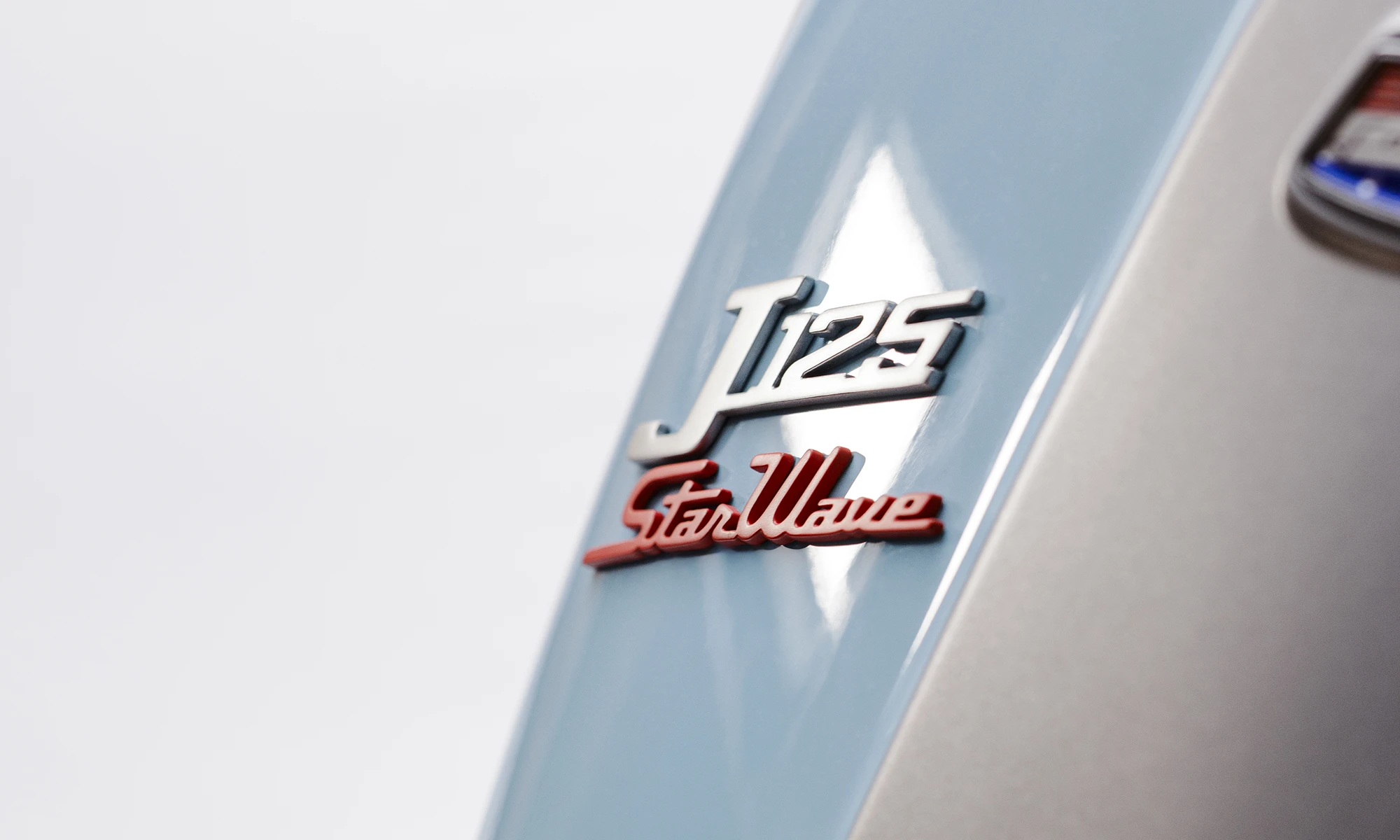 1964年当時は100㏄モデルをJ Cento、125㏄モデルをJ Starstreamというペットネームをつけて愛されてきたJだが、復活したモデルはStarwave（スターウェイブ）という愛称を与えられている。| 輸入発売元 MOTORISTS モータリスト合同会社