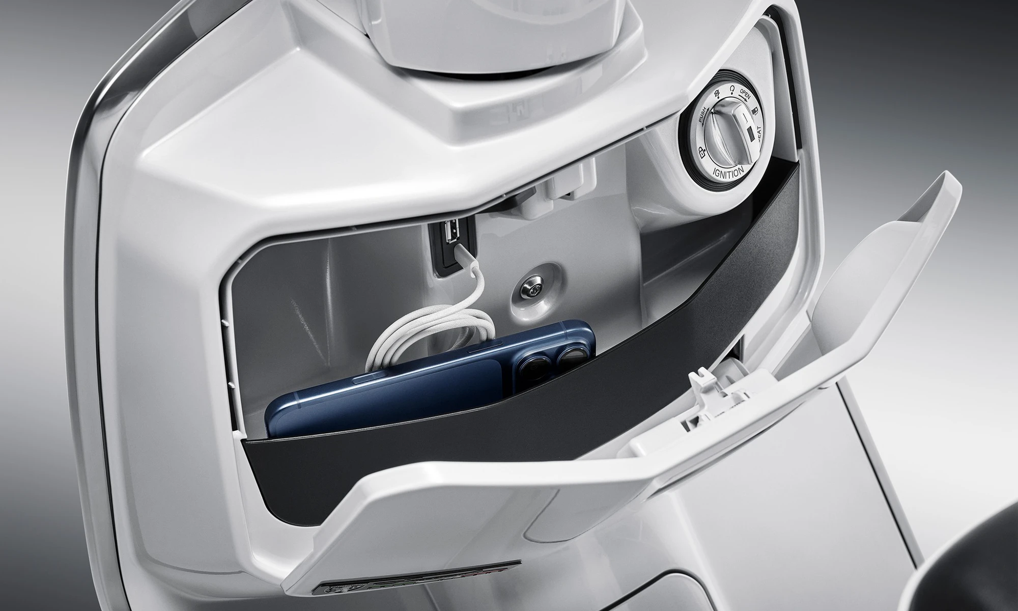 タイプAコネクターとタイプCコネクターの両方を1か所に装備し、複数のデバイスを確実に充電できるため、便利な旅行体験が得られ、あらゆる都会のライフスタイルに適合します。 | 輸入発売元 MOTORISTS モータリスト合同会社