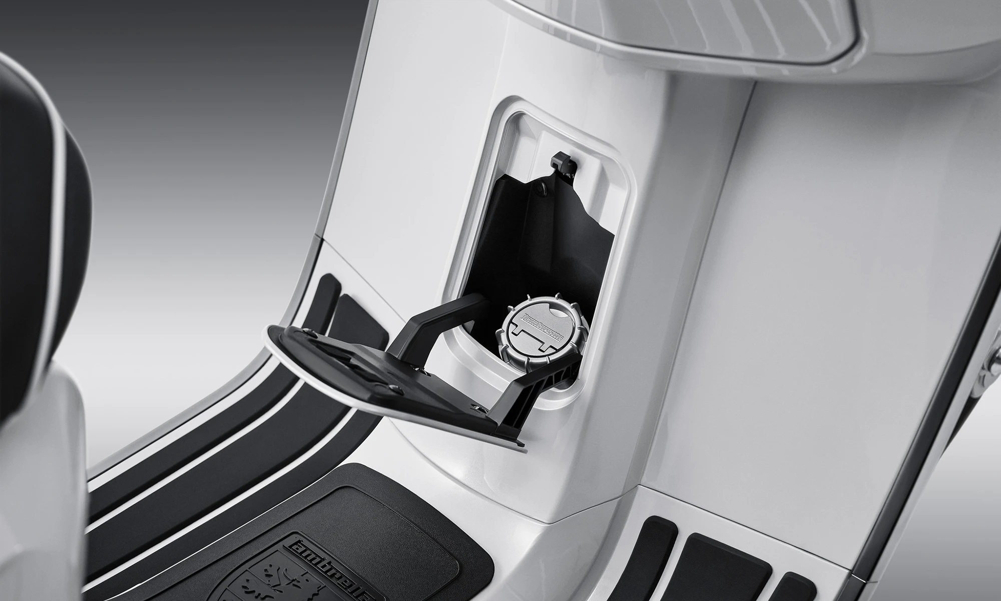 フロントマウントの燃料タンクは、どんな状況でも使いやすい設計です。シートを開けずに簡単に給油でき、 9リットルの容量で安定した走行を保証します。| 輸入発売元 MOTORISTS モータリスト合同会社