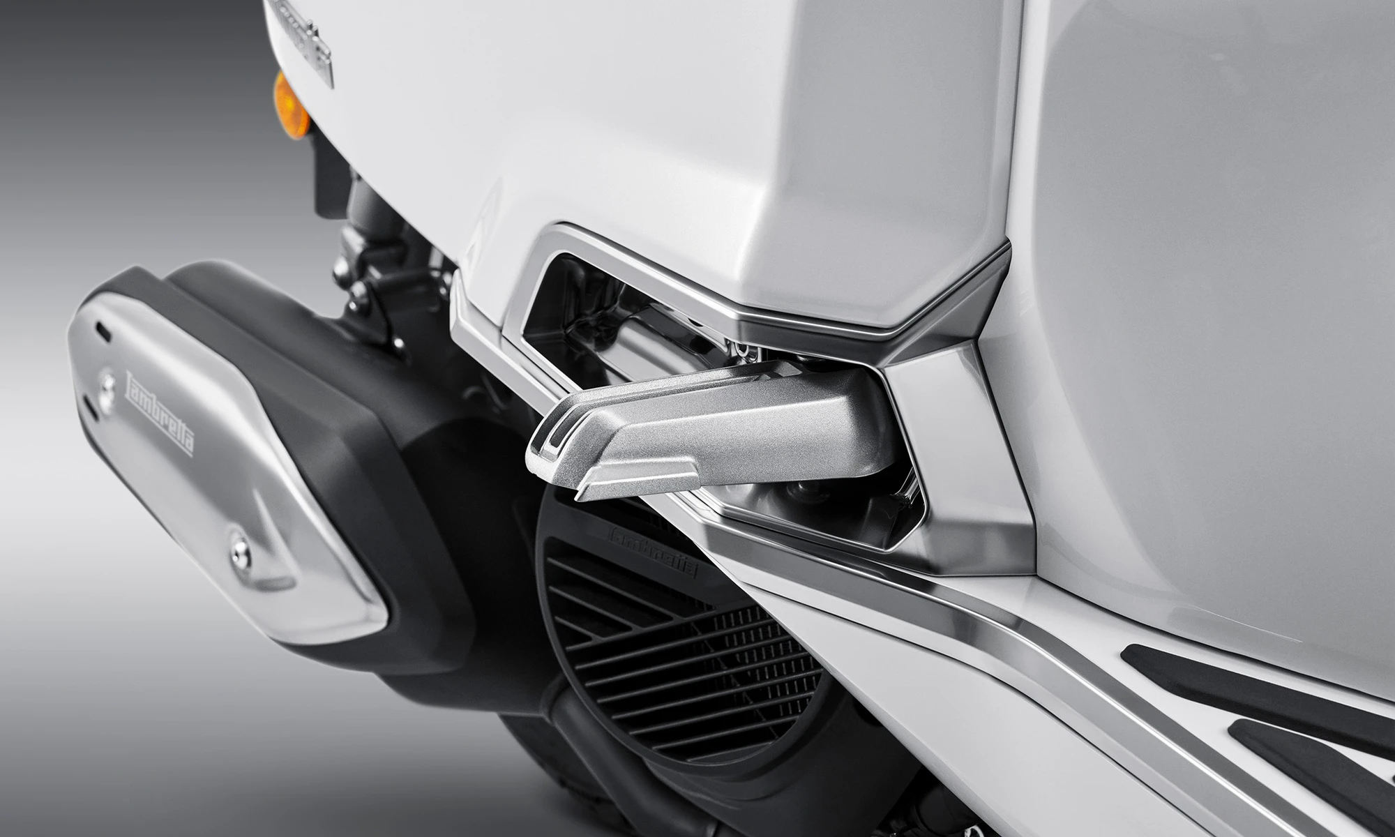 タンデムステップバーはボディ格納タイプで、当時のデザインを崩すことなく利便性を向上。プレミアムタイプはクローム、スポーツタイプはブラックとトリムやリムと同色になっており、未使用時の外観のワンポイントにもなっています。| 輸入発売元 MOTORISTS モータリスト合同会社