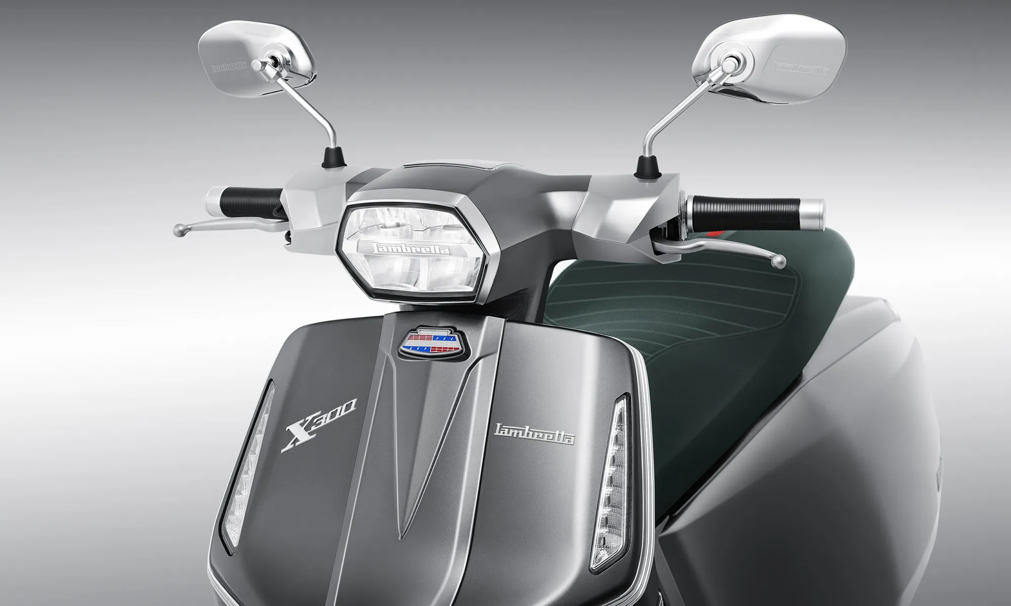 Lambretta X300 V-Specialシリーズと同様にヘッドライト、リアライト共にLambrettaのロゴが浮き上がるLEDを採用。リアライトはコンビネーションタイプを採用 | 輸入発売元 MOTORISTS モータリスト合同会社